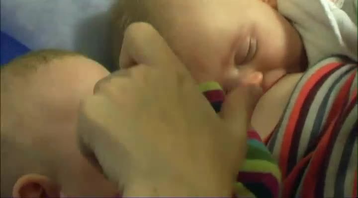 Θηλάζοντας τα δίδυμά μου... 6 FiveShortFilms BreastfeedingTwins