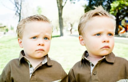 Με τα δίδυμα στην παιδική χαρά! 1 serious blonde identical twin boys