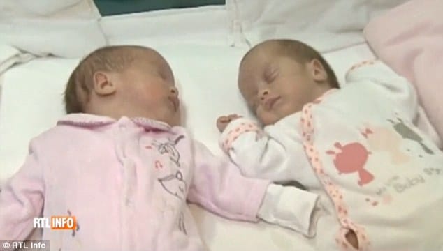 Γεννήθηκαν δίδυμα μωρά με διαφορά δύο μήνων! 2 didymes aderfoules me diafora duo minwn