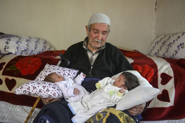 Έγινε μπαμπάς διδύμων στα 85! 1 85 year old father of twins