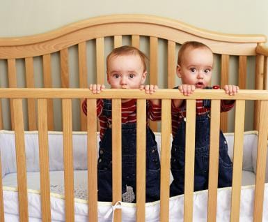 Πόσες κούνιες να πάρω για τα δίδυμά μου; 3 twins in wooden crib
