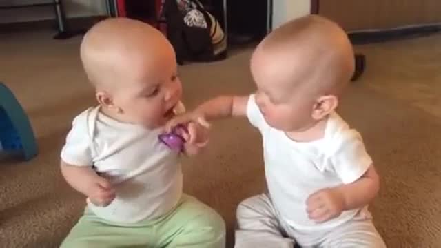 viral vide0 koritsiakia tsakonontai gia tin pipila