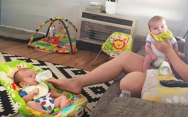 Κοιτάξτε πώς ταϊζουν αυτές οι μαμάδες τα διδυμάκια τους! 8 τάισμα διδύμων