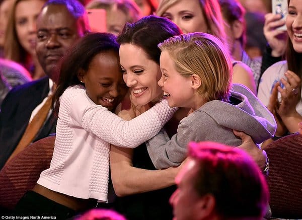 Angelina Jolie: Η μαμά διδύμων βοηθάει οικογένεια στην Καμπότζη 6 Jolie3
