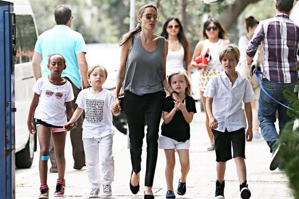 Angelina Jolie: Βόλτα για ψώνια με τα δίδυμα! 4 angelina kids volta