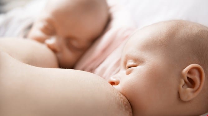 Θηλασμός διδύμων: Μα, θα έχω γάλα για δύο μωράκια; 1 thilasmos arketo gala