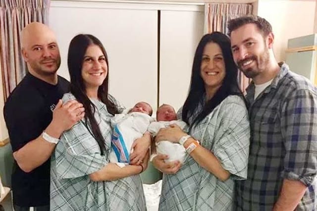 twins give birth together
