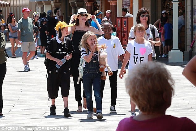 Τα δίδυμα της Jolie έγιναν 9 και το γιόρτασαν στην Disneyland! 2 Jolie Disneyland1