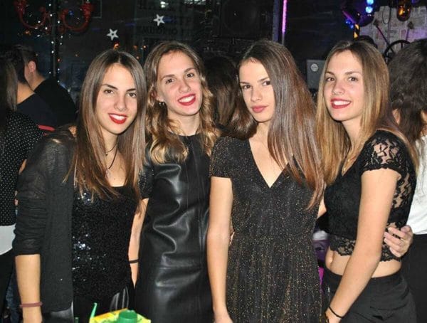 Ποιες είναι οι τετράδυμες που βλέπουμε σε διαφήμιση γάλακτος; 1 tetradymes1 e1524156552969