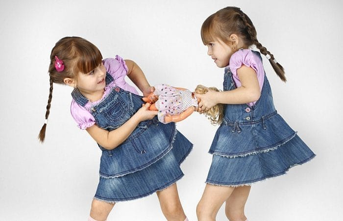 Αλήθεια, γιατί τα δίδυμα τσακώνονται; 1 didyma tsakonontai