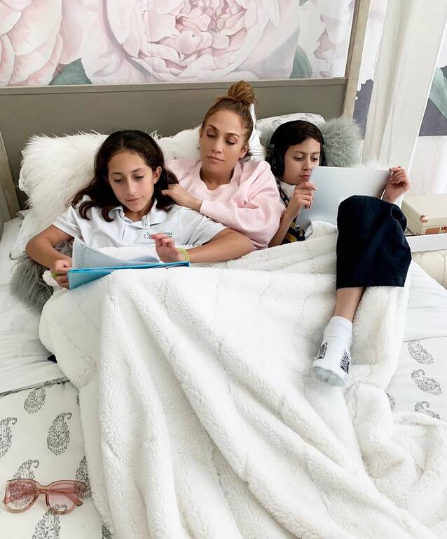 Η Jennifer Lopez αγκαλιά με τα δίδυμα παιδιά της στο κρεβάτι της! 1 jlo twins