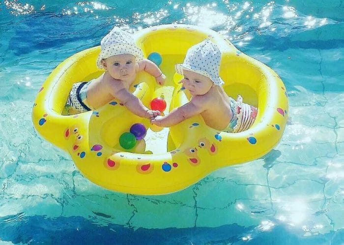 Τι να μην αγοράσετε εις διπλούν όταν περιμένετε δίδυμα! 10 Σωσίβιο για δίδυμα