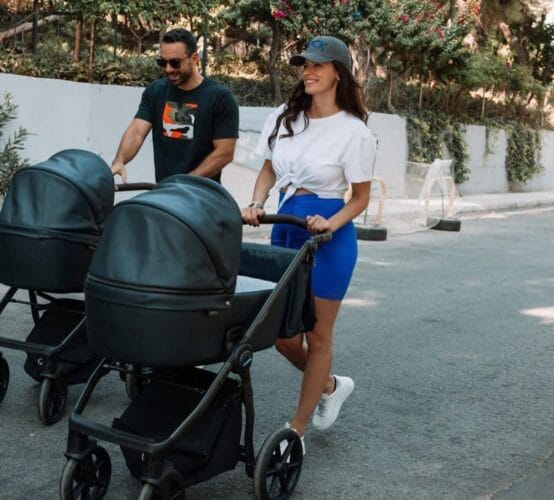 Ο Σάκης Τανιμανίδης είναι ξετρελαμένος με τις δίδυμες κορούλες του και δεν το κρύβει! 2 Ο Σάκης Τανιμανίδης είναι ξετρελαμένος με τις δίδυμες κορούλες του και αποκαλύπτει πτυχές της καθημερινότητάς τους