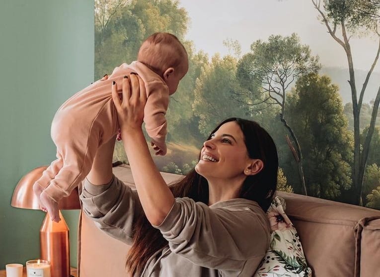 H Χριστίνα Μπόμπα μας δείχνει για πρώτη φορά το πρόσωπο της κόρης της Φιλίππα