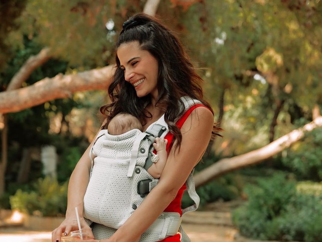 Η Χριστίνα Μπόμπα απολαμβάνει τη νέα της καθημερινότητα ως μαμά διδύμων καθώς οι 7 μηνών Αριάνα και Φιλίππα είναι η αδυναμία της! Μοιράζεται τις εμπειρίες ως νέα μαμά διδύμων Η γνωστή influencer έκανε έκανε ένα μικρό Q&A στο Instagram και απάντησε σε ερωτήσεις που της έθεσαν ακόλουθοι της που ως επί το πλείστον αφορούσαν το θηλασμό, την ανατροφή των δίδυμων κοριτσιών αλλά και τις δυσκολίες που αντιμετώπισε μέχρι να καταφέρει να γίνει μαμά. Πάει στο γραφείο ή δουλεύει από το σπίτι; Από τις πρώτες ερωτήσεις που δέχτηκε ήταν πώς είναι οι μπεμπούλες κι αν πηγαίνει στη δουλειά της. «Οι μπεμπούλες είναι τέλεια! Προσπαθώ να πηγαίνω στο γραφείο αλλά συνήθως δουλεύω όσο μπορώ από το σπίτι» απάντησε. Θηλάζει ακόμα; Ερωτηθείσα για τον αν θηλάζει τις διδυμούλες αποκάλυψε ότι σταμάτησε σταδιακά τον θηλασμό μετά από επτά μήνες. «Ναι αποθηλάσαμε σταδιακά. Μειώναμε έναν θηλασμό κάθε τρεις μέρες, μέχρι που τελικά σταματήσαμε! Κανονικά ήθελα να συνεχίσω αλλά αισθανόμουν πως το γάλα δεν επαρκούσε για τις ανάγκες των δύο μωρών πια», αποκάλυψε η Χριστίνα Μπόμπα. Οι δυσκολίες μέχρι να μείνει έγκυος στις δίδυμες Σε άλλη ερώτηση, η γνωστή Influencer εξομολογήθηκε: «Αχ κάθε μήνα που ερχόταν η περίοδος, έλεγα δεν θα γίνει ποτέ! Και τώρα η αγκαλιά μου είναι γεμάτη και η ευτυχία μας απερίγραπτη!». Είναι ξετρελαμένη με τα διδυμάκια της Η επόμενη ερώτηση αφορούσε φυσικά τις μικρές. «Πώς τα πας με τη Φιλίππα και την Αριάνα;» Η απάντησή της Χριστίνας Μπόμπα αφοπλιστική: « Αχ τέλεια! Είναι έρωτας». Τι γίνεται με τα κιλά της εγκυμοσύνης; Νωρίτερα, η όμορφη μαμά είχε αποκαλύψει και το στόχο που έχει θέσει για τη νέα χρονιά, και δεν είναι άλλος από την απώλεια των κιλών της εγκυμοσύνης. 'Όπως είπε, σε Insta story της έχουν μείνει 8 με 9 κιλά ακόμα... Ο απόλυτος οδηγός επιβίωσης για διδυμογονείς από την Εύη Σταθάτου Aν θέλετε να μάθετε τα μυστικά της ανατροφής των διδύμων και θέλετε να λύσετε όλες σας τις απορίες για τον πρώτο ζωής των μωρών σας τότε σπεύσατε να κλείσετε θέση στο πρώτο για τη φετινή χρονιά Online Expecting Twins Class για γονείς που περιμένουν δίδυμα. Η ιδρύτρια του mytwins.gr Εύη Σταθάτου, απόλυτη twin guru, συγγραφέας του βιβλίου “Ξεχωριστός Κόσμος των Διδύμων” και Πιστοποιημένη Parent Coach σας προσκαλεί την Τετάρτη 2 Φεβρουαρίου σε ένα δίωρο online σεμινάριο όπου μαζί με άλλους γονείς που θα αποκτήσουν ή μόλις απέκτησαν δίδυμα θα μάθετε τα πάντα για τις προκλήσεις της ανατροφής διδύμων, ενώ θα σας δοθεί η δυνατότητα να υποβάλλετε όλες τις ερωτήσεις αλλά και τις ανησυχίες σας για τον ερχομό και το μεγάλωμα των διδύμων. Διάρκεια σεμιναρίου: 2 ώρες (Zoom) Διδυμογονείς, αυτό το σεμινάριο είναι ό,τι χρειάζεστε τον πρώτο χρόνο με τα διδυμάκια σας Όχι δεν είναι εύκολο να μεγαλώνεις δίδυμα. Είναι χαρά, είναι ευλογία. Είναι και μια πρόκληση, μια πρόκληση που μεγαλώνει μαζί με τα παιδιά μας. Είναι ένας ξεχωριστός κόσμος. Αυτός που μόνο οι γονείς των διδύμων καταλαβαίνουμε. Κλείστε θέση στο online σεμινάριο και θα διαπιστώσετε πώς η καθημερινότητα με τα δίδυμα δεν είναι τόσο “βουνό” όσο φαντάζει. Θα μάθετε πώς πρέπει να διαχειρίζεστε κάθε κατάσταση με τα μωράκια σας αλλά και πώς θα καταφέρετε να βρείτε την ισορροπία με δύο μωρά που σας έχουν ταυτόχρονα ανάγκη.  Να μην είστε αυστηροί με τον εαυτό σας και να προσπαθείτε να απολαμβάνετε τις μικρές στιγμές, γιατί ειλικρινά, όταν περάσουν, δεν θα μείνουν η κούραση και τα ξενύχτια, αλλά μια γλυκιά ανάμνηση από δύο μικρά πλασματάκια που μέρα με τη μέρα μεγαλώνουν, κάνουν καινούρια πράγματα και σε μαγεύουν με την ύπαρξή τους!