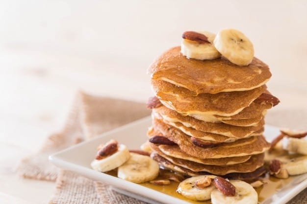 3 συνταγές για αφράτα pancakes που θα ξετρελάνουν τα διδυμάκια σας 1 almond banana pancake 1339 5261