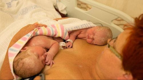 Η ιστορία της μαμάς που τράβηξε μόνη τα δίδυμα της κατά τη διάρκεια καισαρικής