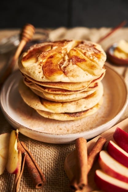 3 συνταγές για αφράτα pancakes που θα ξετρελάνουν τα διδυμάκια σας 3 vertical shot apple pancakes plate with apple slices cinnamon side 181624 13788