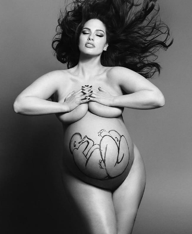 Οι πόζες της Ashley Graham με φουσκωμένη κοιλιά πριν γεννήσει τα δίδυμα θα μείνουν στην ιστορία!