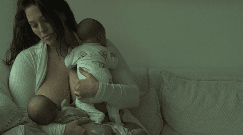H Ashley Graham μάς δείχνει τα νεογέννητα δίδυμά της και στέλνει μήνυμα υπέρ του θηλασμού 2 H Ashley Graham μάς δείχνει τα νεογέννητα δίδυμα της και στέλνει μήνυμα υπέρ του θηλασμού
