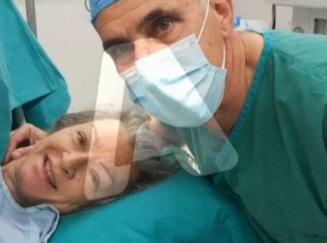 Να της ζήσουν! 56χρονη Ελληνίδα γέννησε χθες δίδυμα αγοράκια (video)