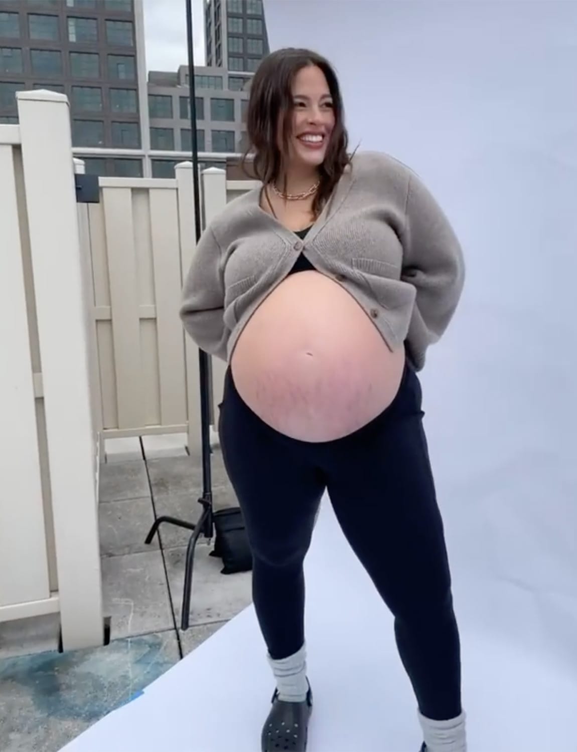 Οι πόζες της Ashley Graham με φουσκωμένη κοιλιά πριν γεννήσει τα δίδυμα θα μείνουν στην ιστορία! 4 ashley graham