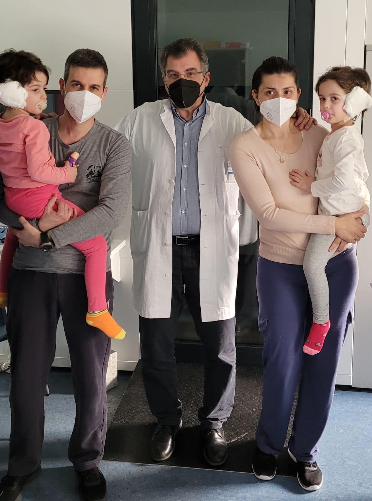 Θεσσαλονίκη: Δίδυμα κωφά κοριτσάκια αποκτούν ακοή χάρη στα κοχλιακά εμφυτεύματα