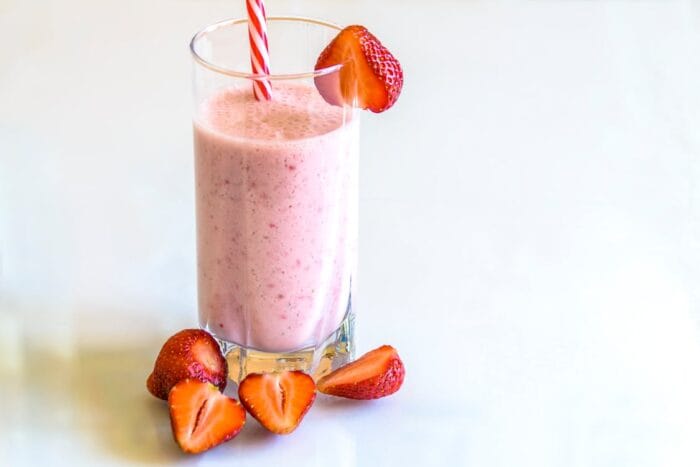 2 υπέροχα smoothies με φράουλα που θα ενθουσιάσουν τα πιτσιρίκια
