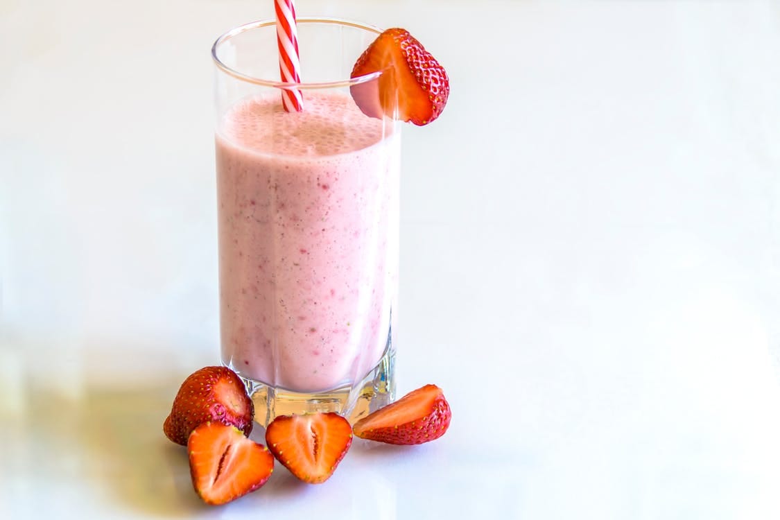 2 υπέροχα smoothies με φράουλα που θα ενθουσιάσουν τα πιτσιρίκια