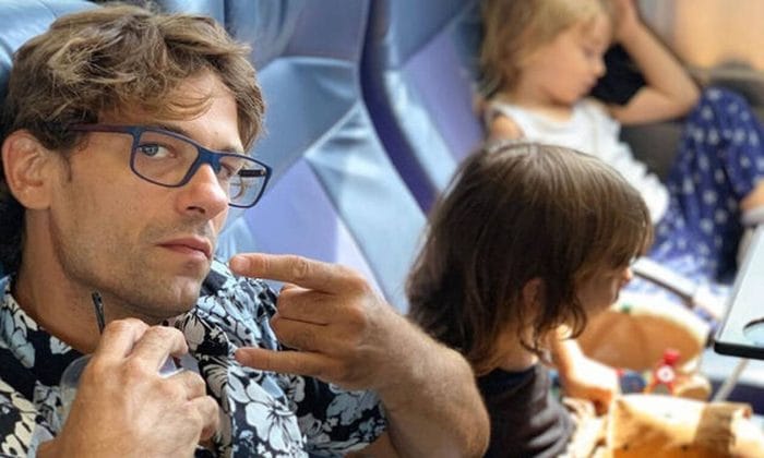 Ο Αποστόλης Τότσικας απολαμβάνει τον ρόλο του ως διδυμομπαμπάς και "λιώνει" για την 7χρονη κόρη του 7 totsikas kori thalassa