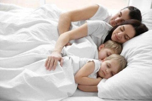 padres hijos dormir juntos 576x384 e1555932390508