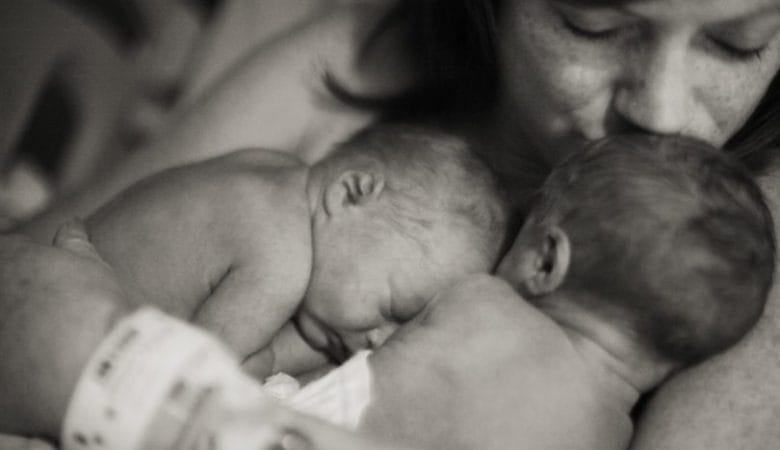 "Λιώσαμε": Μπαμπάς και μεγάλος αδερφός αγκαλιάζουν δέρμα με δέρμα τα πρόωρα διδυμάκια της οικογένειας 1 IMG 0043 810x540 1 780x450 1