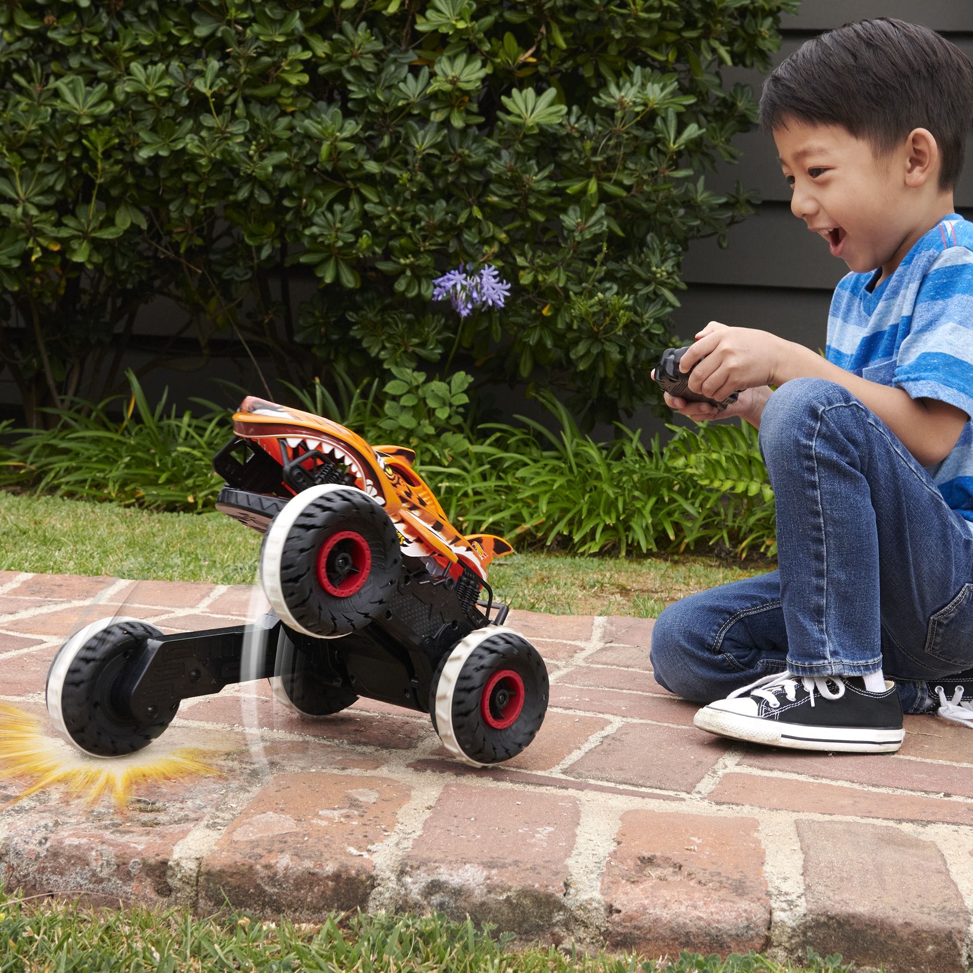 Τα πιο παιχνιδιάρικα Χριστούγεννα… από την Mattel! 6 MONSTER TRUCKS ΤΗΛΕΚΑΤΕΥΘΥΝΟΜΕΝΟ TIGER SHARK 1