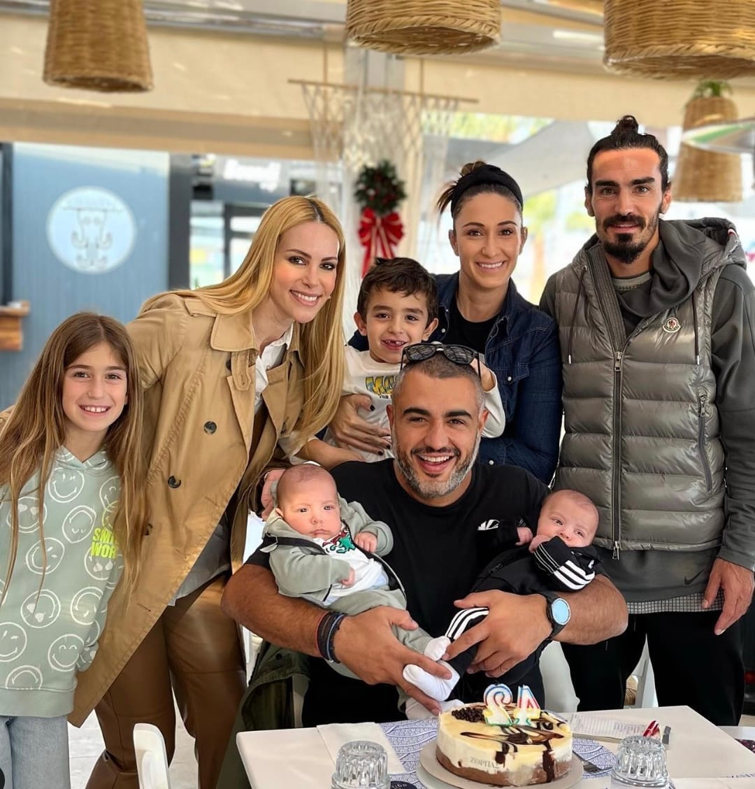 "Λιώσαμε!" H Στέλλα Δημητρίου μάς δείχνει για πρώτη φορά τα πρόσωπα των δίδυμων γιων της 4 48817a9a c359 46cb 8966 31b0c15d903b stigmiotypo 2022 12 25 6.17.34 mm
