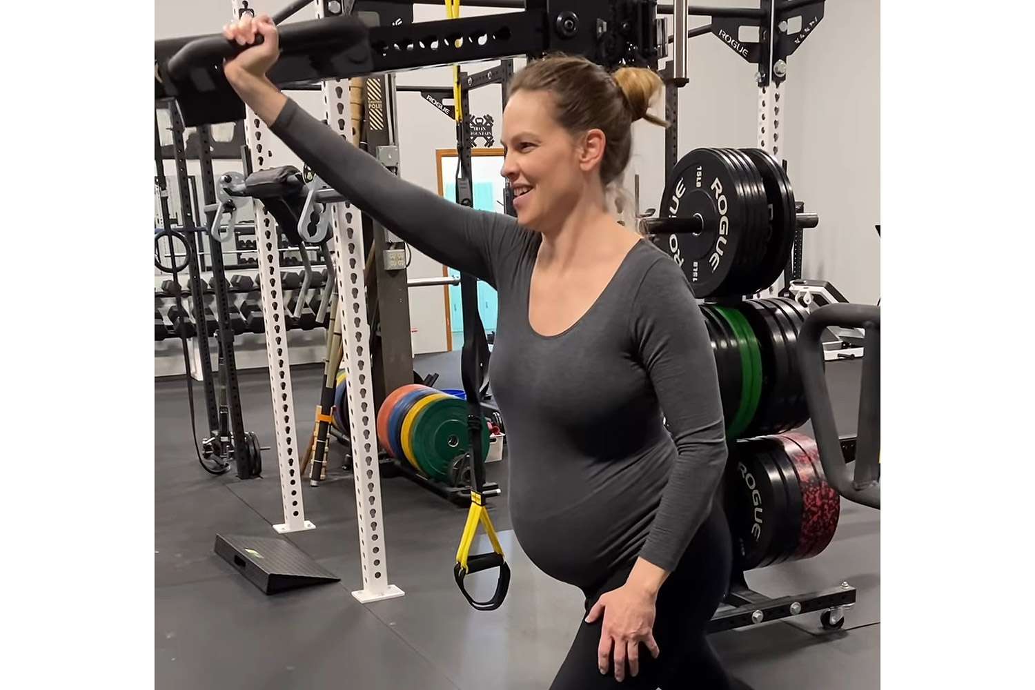 Η Hilary Swank με την κοιλιά στο στόμα χορεύει στο τέρμα λίγο πριν γεννήσει τα διδυμάκια της! 1 Hilary Swank workout 012323 0aeebccb20c0484b87bb6f1197e99b09