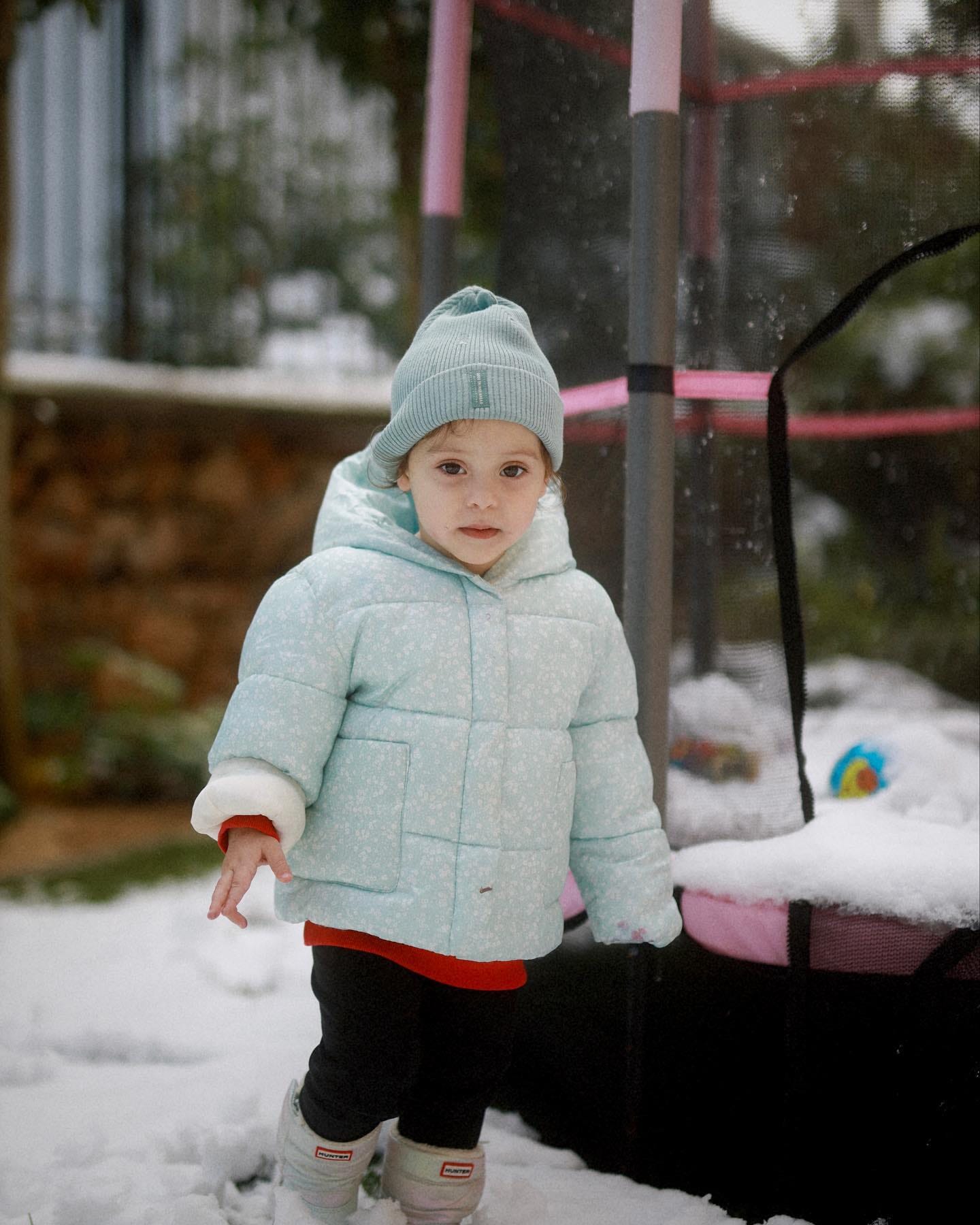 Μπόμπα και Τανιμανίδης παίζουν με τις δίδυμες στην χιονισμένη αυλή του σπιτιού τους 5 329593054 504090981661244 766926035455487515 n