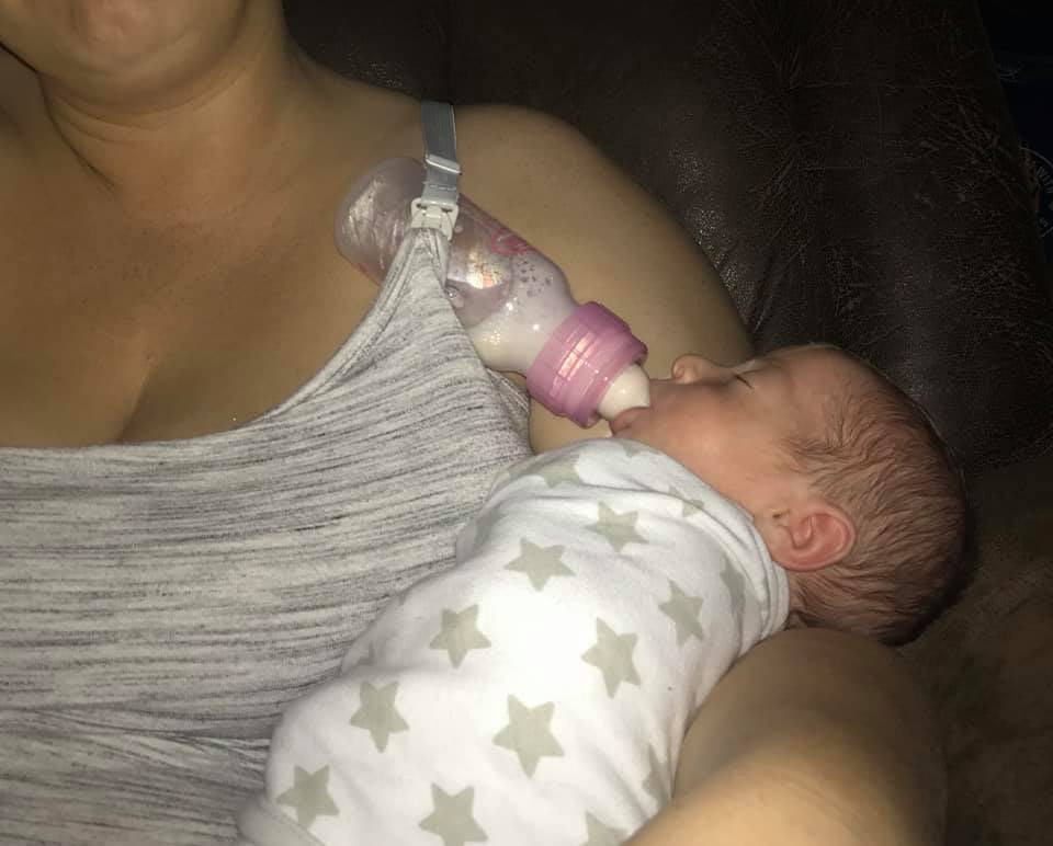 Ο απίθανος τρόπος που αυτή η μαμά ταΐζει ταυτόχρονα με το μπιμπερό τα διδυμάκια της 7 171403060 1923126444523122 8337357907573375033 n