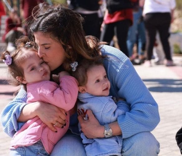 H φωτογραφία της Χριστίνας Μπόμπα με τις δίδυμες κόρες και τη μαμά της για την Γιορτή της Μητέρας 14 acc40f69 xristina mpompa dentrofiteysi 4