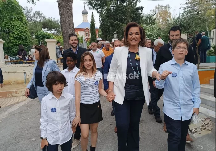 Η Ντόρα Μπακογιάννη ψήφισε μαζί με τα δίδυμα εγγόνια της - Δείτε πόσο μεγάλωσαν! (video) 2 mpakogianni ekloges 5