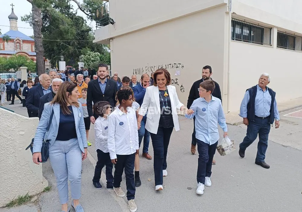 Η Ντόρα Μπακογιάννη ψήφισε μαζί με τα δίδυμα εγγόνια της - Δείτε πόσο μεγάλωσαν! (video) 1 mpakogianni ekloges 6