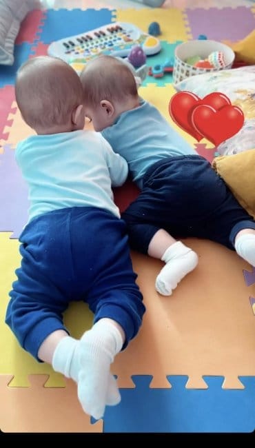 Η Στέλλα Δημητρίου ταξίδεψε για πρώτη φορά με τα διδυμάκια της αεροπορικώς - Δείτε πόσο μεγάλωσαν! 2 348361902 768564224711367 964685596894012388 n