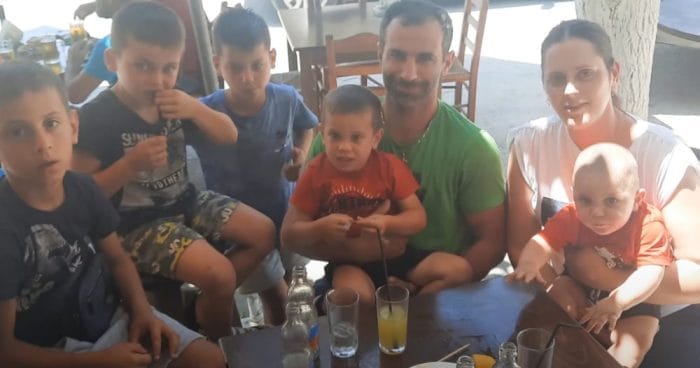 FireShot Capture 1085 2 Μια απίθανη οικογένεια νέων στην Κρήτη Κάναμε 5 παιδιά σε 6 χρ www.youtube.com