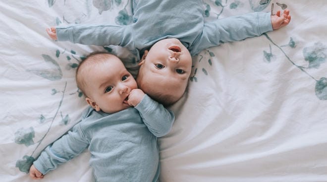 twins looking photo series 2160x1200 1