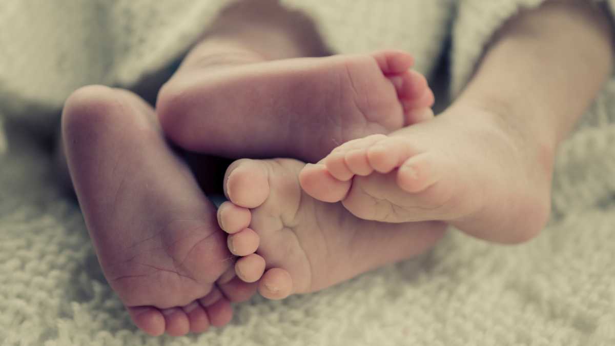 Απίστευτο και όμως συνέβη! Mετά την εξωσωματική έμεινε έγκυος με φυσικό τρόπο κι έκανε δίδυμα! 1 Twins 1224