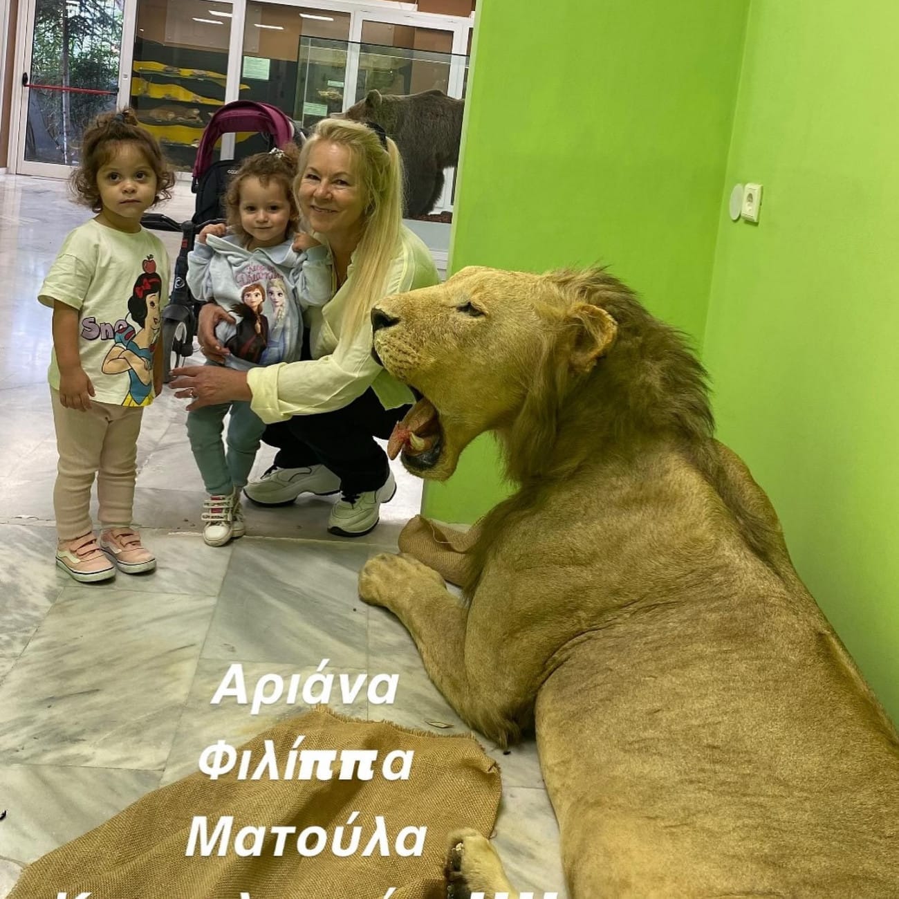 O Σάκης Τανιμανίδης παραδέχεται ότι είναι «υπερβολικά χαζομπαμπάς» - Πόσο μεγάλωσαν οι δίδυμες κόρες του 2 matoula tanimanidi me tis eggones tis 2