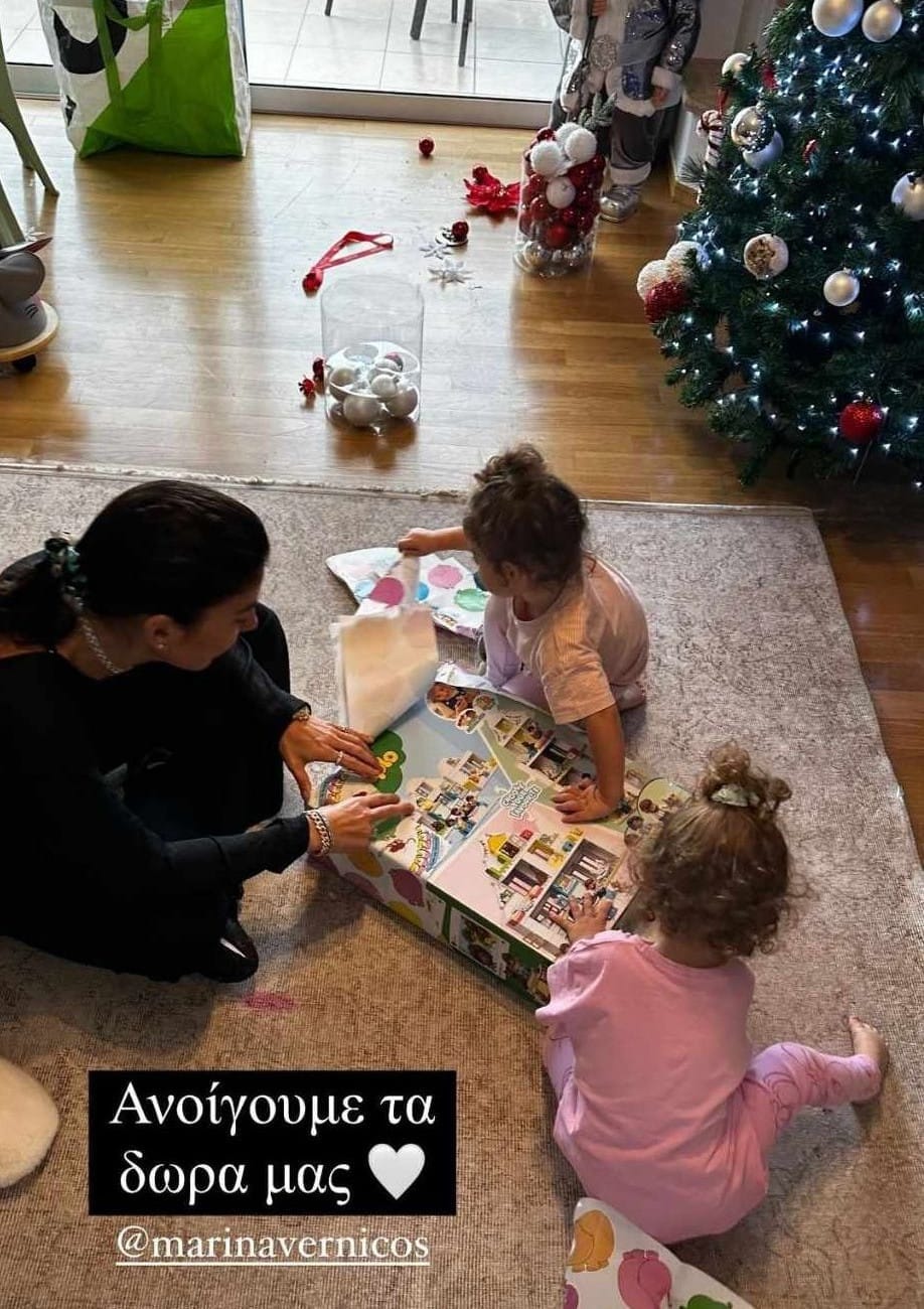 Μπόμπα: Οι δίδυμες ποζάρουν δίπλα στο χριστουγεννιάτικο δέντρο - Η αγαπημένη συνήθεια με τον μπαμπά Σάκη 2 b001bce0 xristina mpompa dentro 1