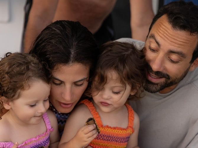 Τα Τανιμανιδάκια πήγαν παιδικό σταθμό - Η απίθανη αντίδραση όταν είδαν τον μπαμπά Σάκη στην τηλεόραση 1 bomba birthday fb