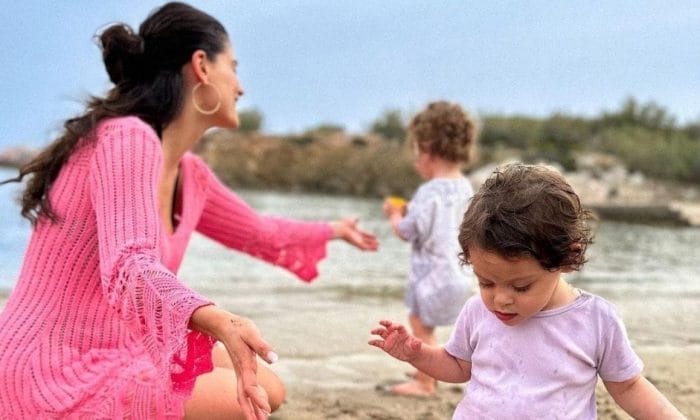 Μπόμπα: Το πρώτο μπάνιο στη θάλασσα παρέα με τις δίδυμες Αριάνα και Φιλίππα 26 d322fd62 xristina mpompa kores 6