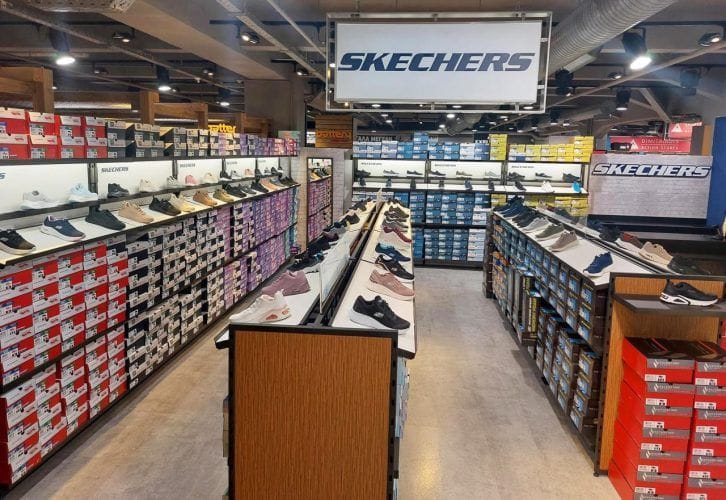 Τα Factory Outlet ενισχύουν την αθλητική κατηγορία με την είσοδο της Buzz Sneakers και της Skechers 1 FO Pireaus SKECHERS 726x500 1