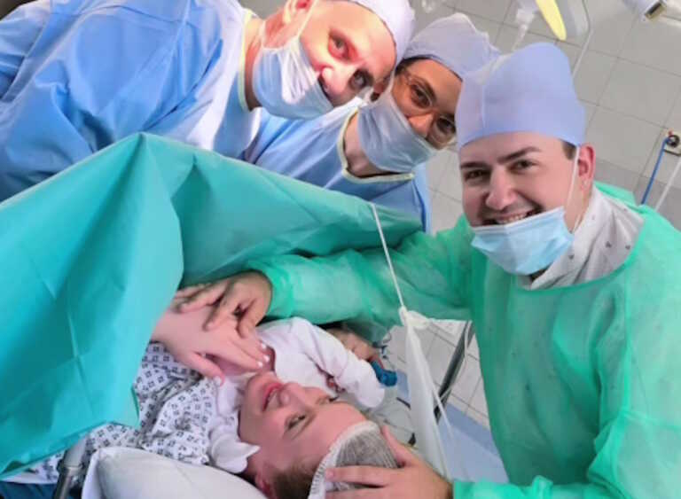 Ιλάειρα Ζήση και Μαυρίκιος Μαυρικίου έγιναν γονείς! Οι τρυφερές φωτό με το μωράκι τους 2 mmaurikiou exo 768x563 1